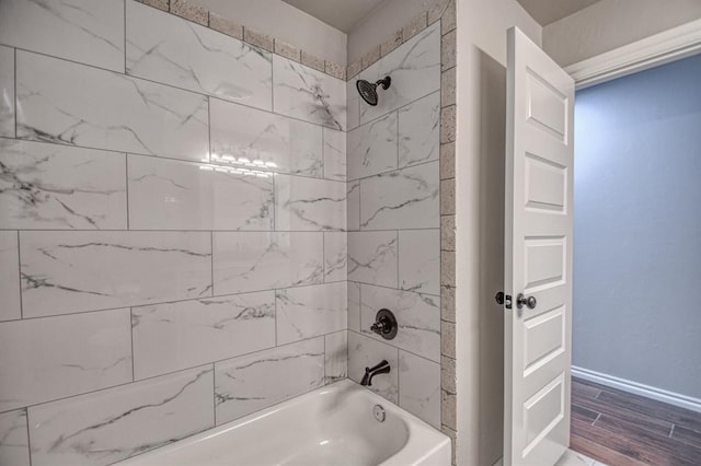 bathroom featuring tiled shower / bath combo