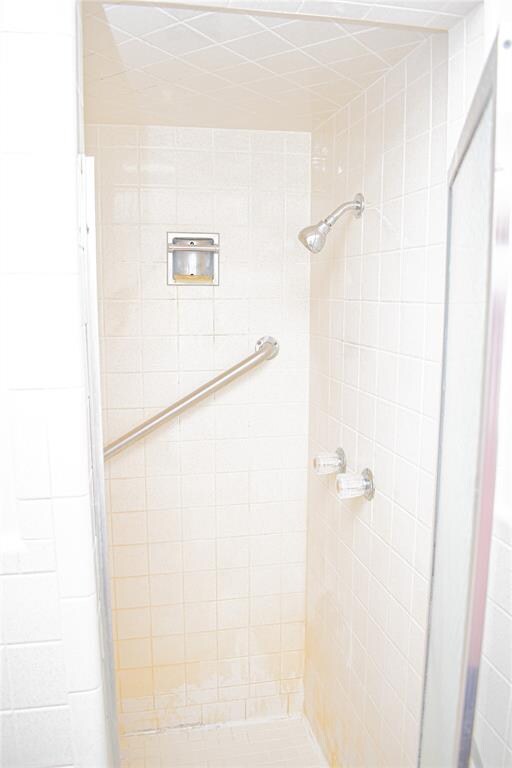 bathroom featuring a tile shower