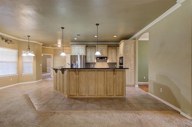 kitchen with light brown cabinetry, light colored carpet, a kitchen island with sink, crown molding, and stainless steel fridge with ice dispenser