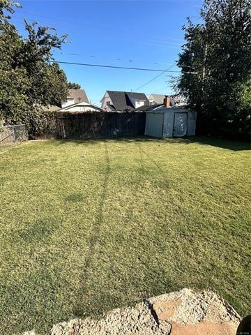 view of yard with a shed