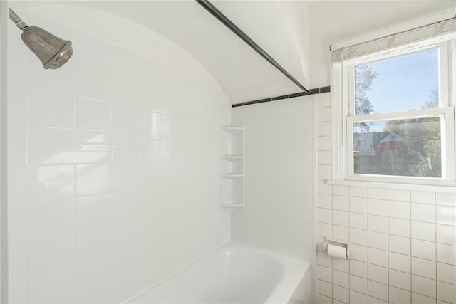 bathroom featuring tiled shower / bath combo