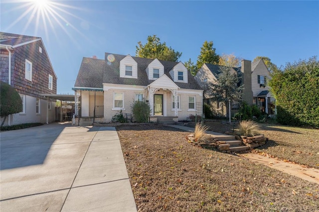 new england style home featuring a carport