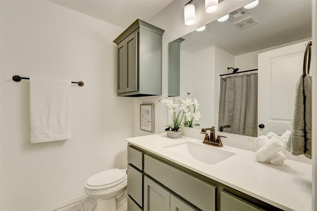 bathroom with a shower with shower curtain, vanity, and toilet