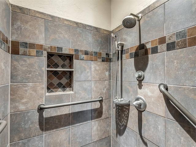 room details featuring a tile shower