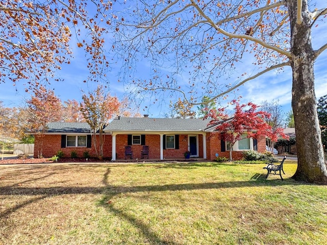 ranch-style house featuring a front yard