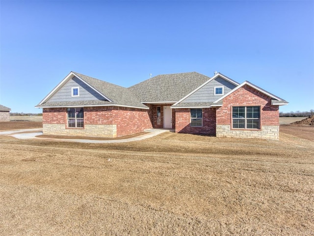 craftsman-style home with a front yard