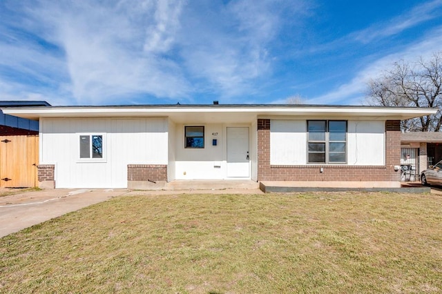 single story home with a front lawn