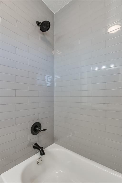 bathroom featuring tiled shower / bath combo