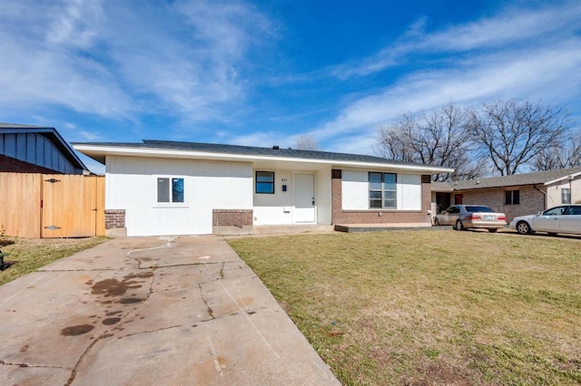 ranch-style home featuring a front lawn