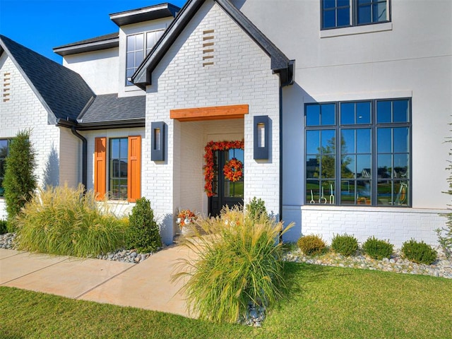 view of front of property featuring a front yard