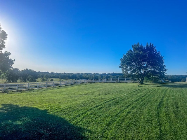 view of yard featuring a rural view