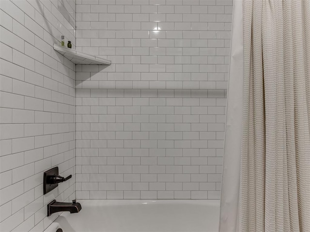 details with shower / tub combo with curtain