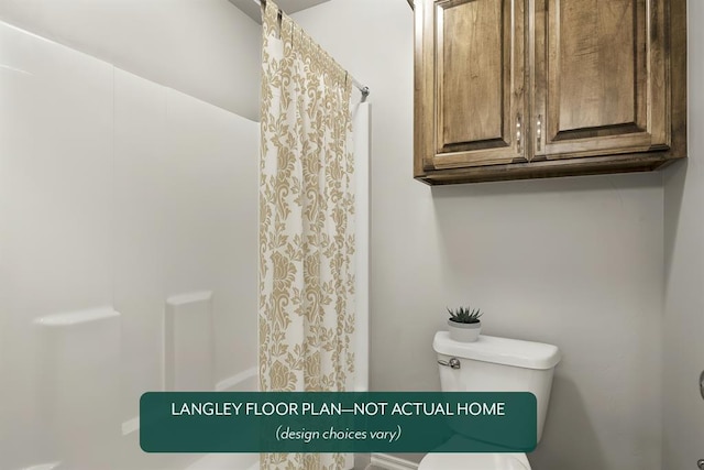 bathroom featuring a shower with shower curtain