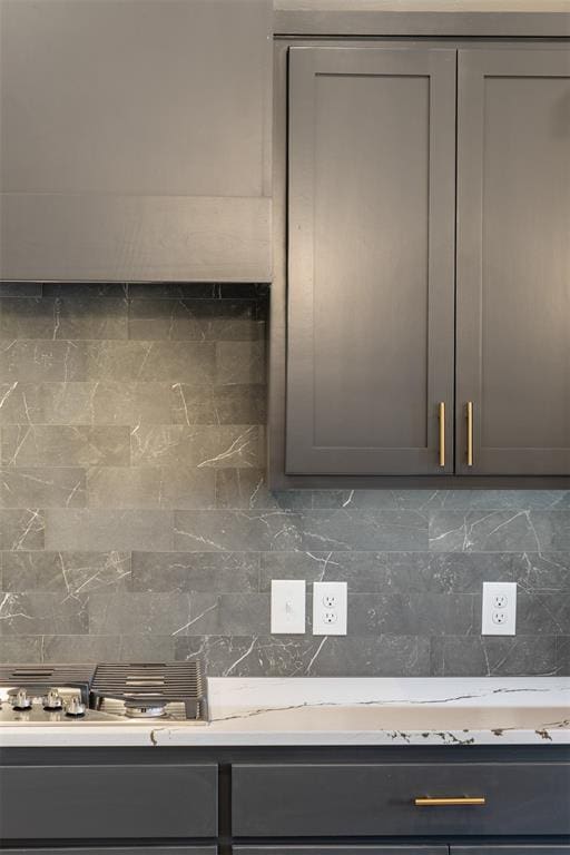 kitchen featuring tasteful backsplash and gray cabinets