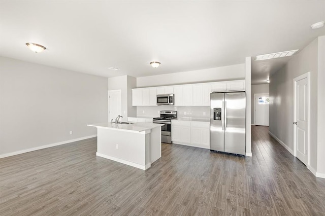 kitchen featuring sink, dark wood-type flooring, a kitchen island with sink, white cabinets, and appliances with stainless steel finishes