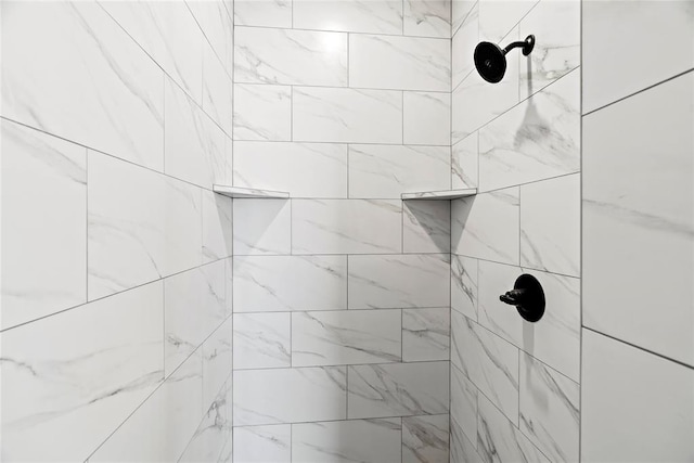 details featuring tiled shower