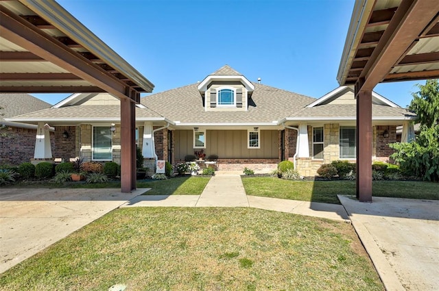 view of front of home featuring a front lawn