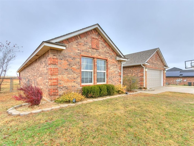 view of front of property featuring a front yard and a garage