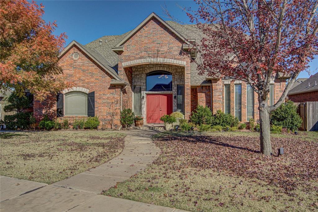 view of front facade with a front yard