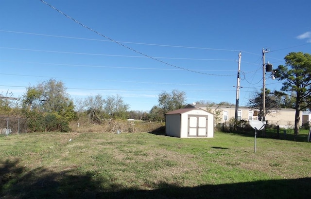 view of yard featuring a storage shed