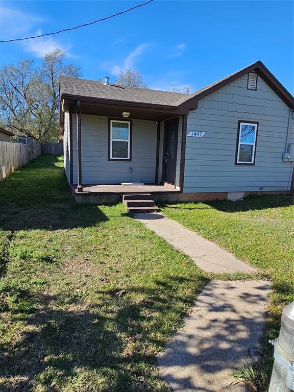 view of front of house featuring a front lawn