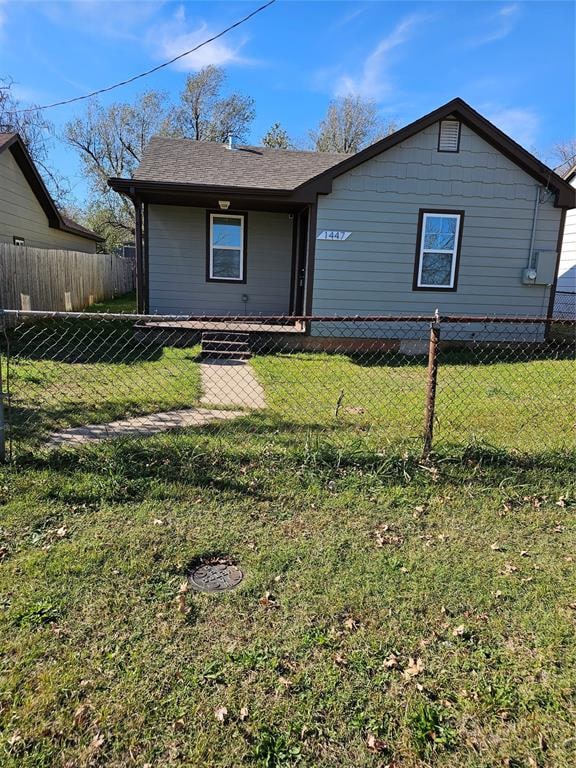 view of front of home featuring a front lawn