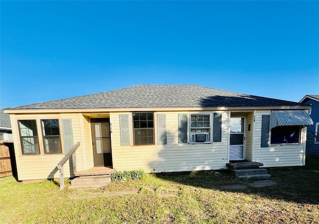 view of front of house featuring a front lawn