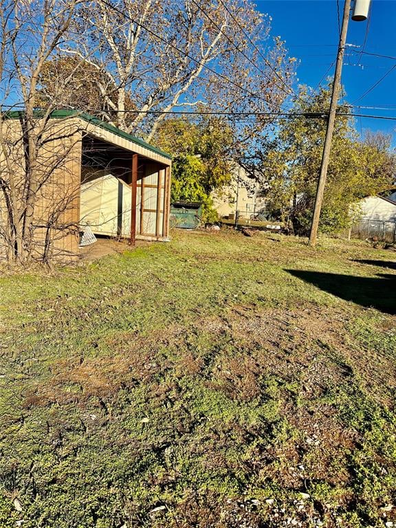 view of yard featuring a storage unit