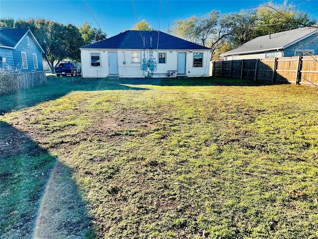 back of house featuring a lawn