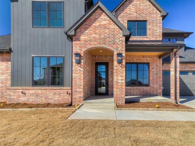 front facade featuring a front yard