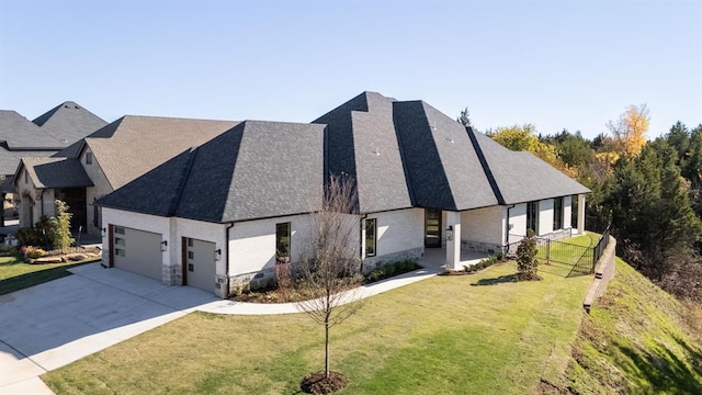 view of front of house featuring a front lawn and a garage