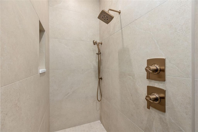 bathroom featuring tiled shower