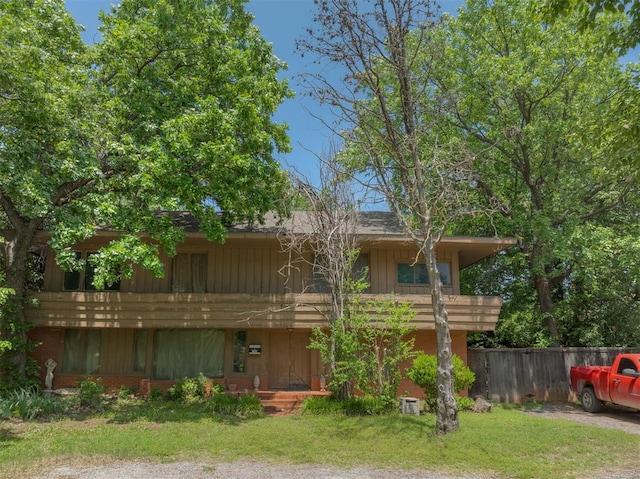 view of front of home featuring a front lawn