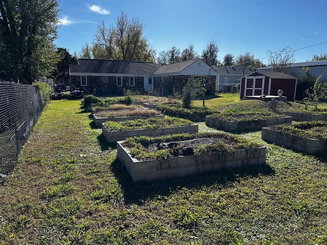 view of yard featuring a storage shed