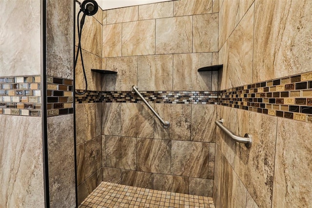 room details featuring a tile shower