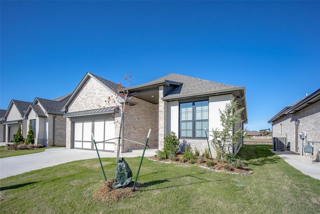 view of front facade featuring a front lawn, cooling unit, and a garage