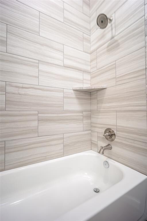 bathroom featuring tiled shower / bath combo