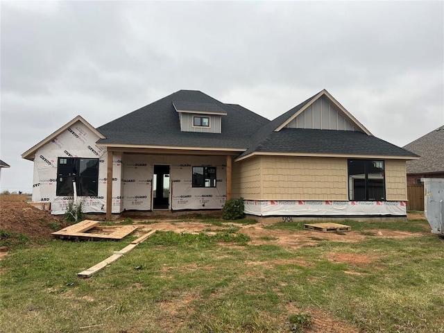 view of front of home featuring a front lawn