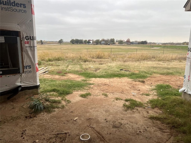 view of yard featuring a rural view