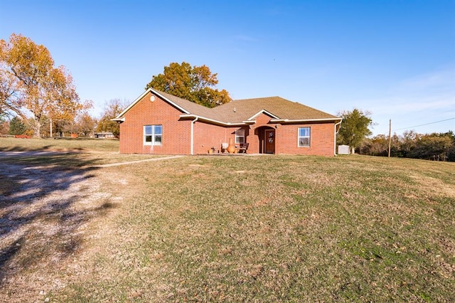 ranch-style house featuring a front yard