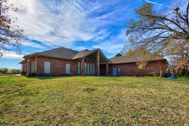 view of front facade featuring a front lawn