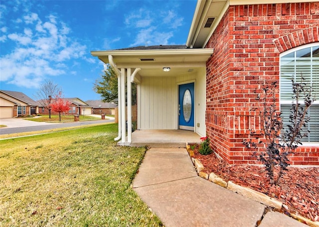 property entrance featuring a yard