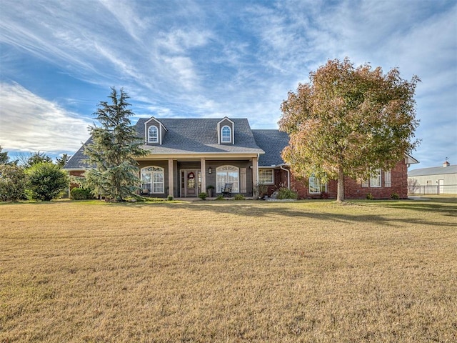 view of front of property featuring a front yard