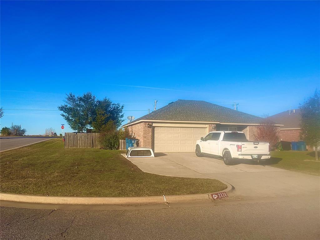 view of front of property featuring a front lawn