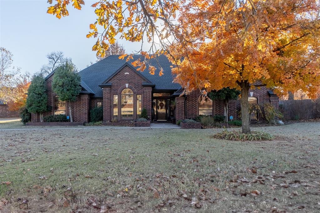 view of front of house with a front lawn