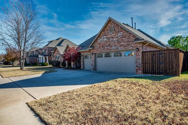 view of front facade featuring a garage and a front yard