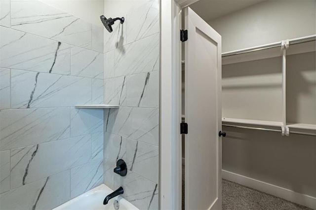 bathroom featuring tiled shower / bath