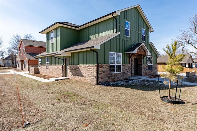 craftsman inspired home featuring a front yard