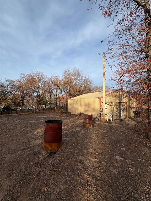 view of yard with an outbuilding