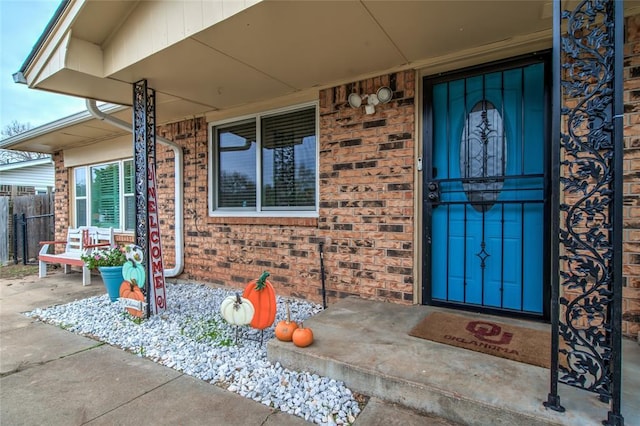 property entrance with covered porch